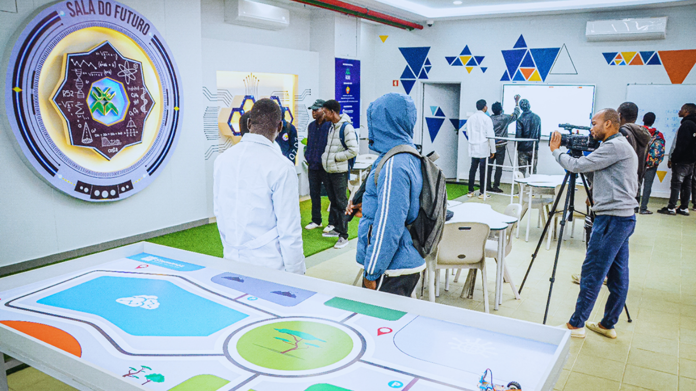 Universidade Eduardo Mondlane Inaugura Sala do Futuro para Ensino Inovador em STEM