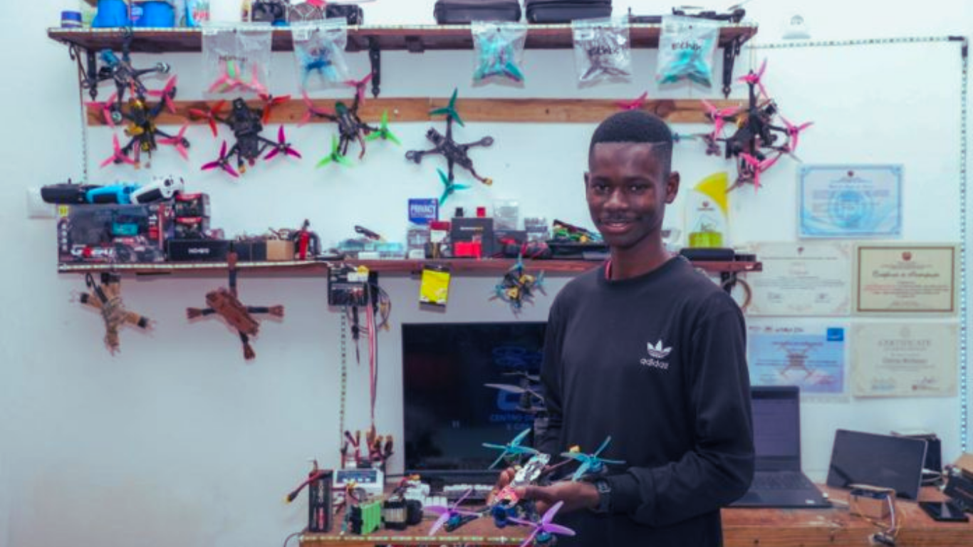Estudante Moçambicano Cria Drone Para Levar Medicamentos a Zonas Remotas