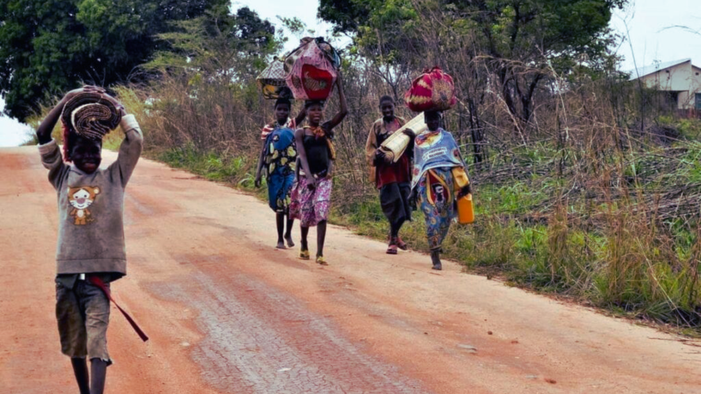 Mais de 600 Mil Pessoas Continuam Deslocadas em Moçambique Devido ao Clima e Conflitos
