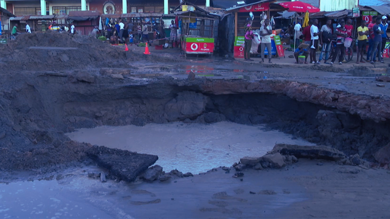 Quelimane Vive Há Um Mês com Cratera que Dificulta a Circulação